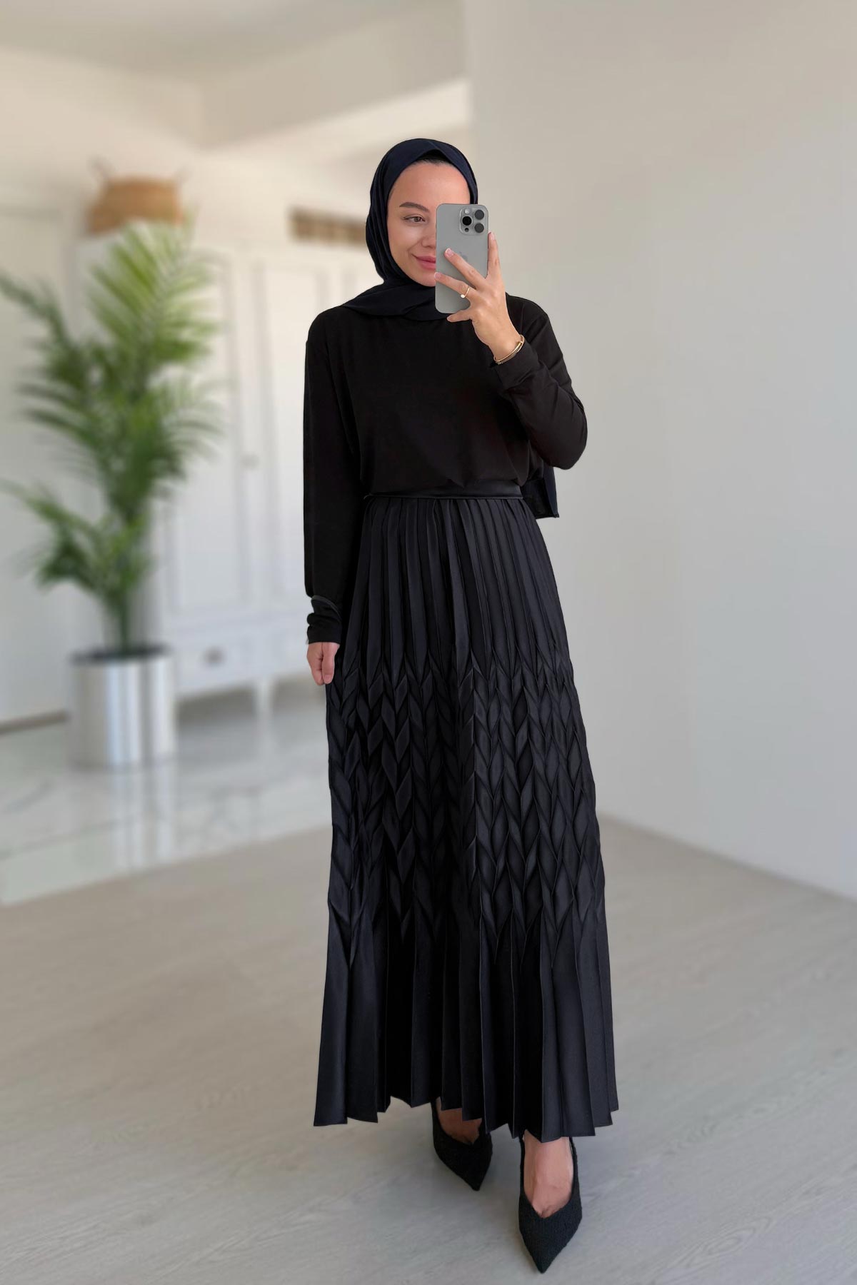 Self-Patterned Pleated Skirt - Black